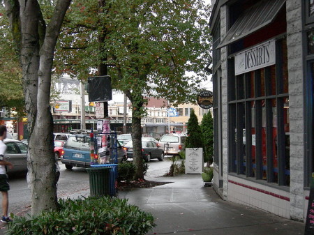 Fremont hosts a variety of businesses, including many restaurants and cafes along Fremont Avenue. Seattle’s new minimum wage law will affect different types of businesses in different ways. Image courtesy of Wikimedia Commons.